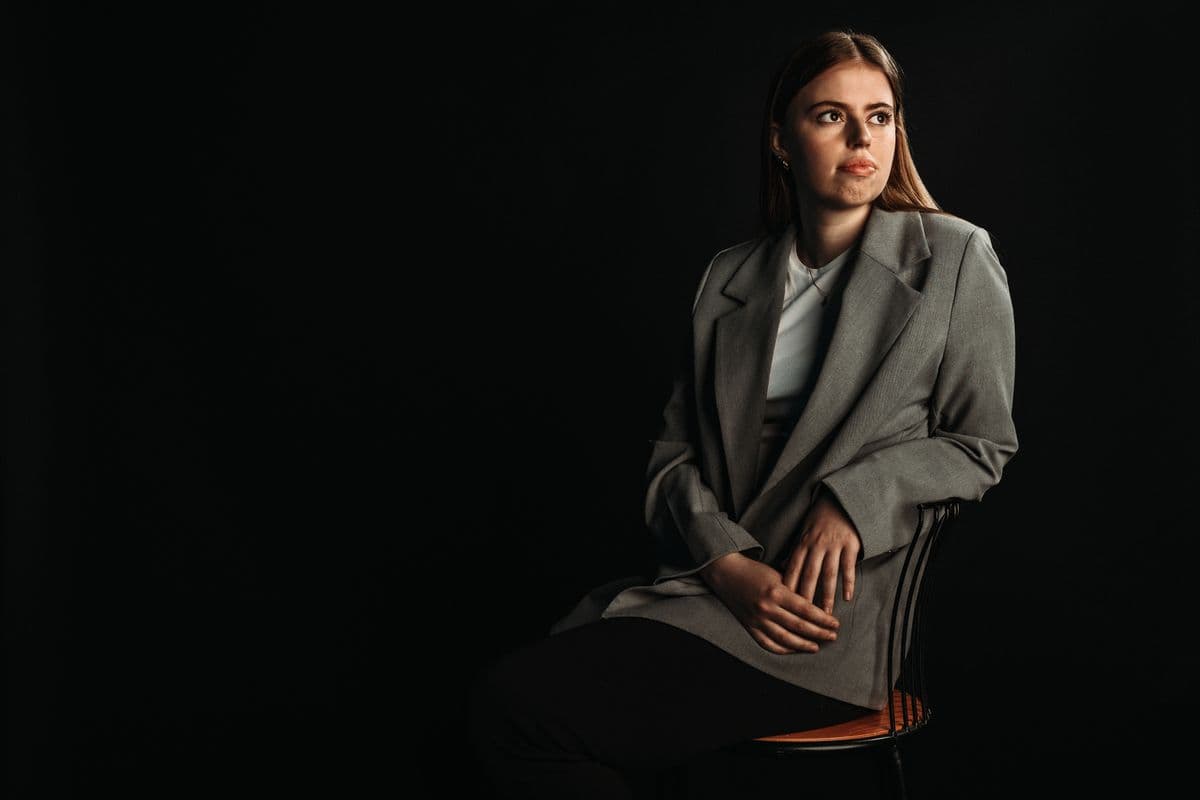 Lina på stol